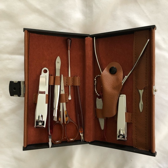 Wooden Lint Brush, Clothes Brush & Shoe Horn with Nail Grooming Kit Gift Set - Picture 3 of 11